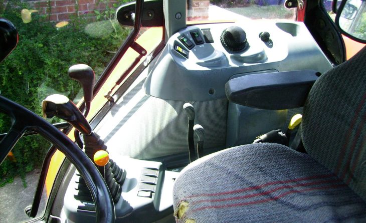 2004 McCormick CX105 4wd Extrashift, Deluxe Cab Tractor c/w Quickie 445 Power Loader, - Image 11