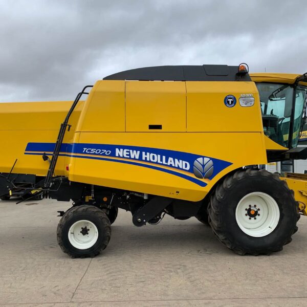 USED New Holland TC5070 Combine Harvester For Sale - Image 3
