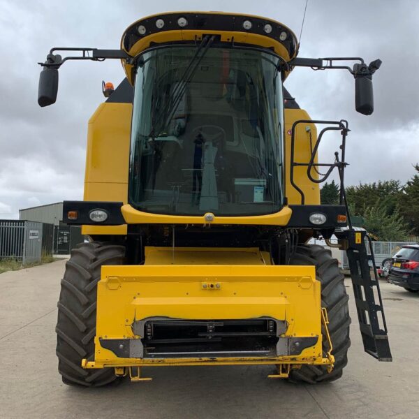USED New Holland TC5070 Combine Harvester For Sale - Image 4
