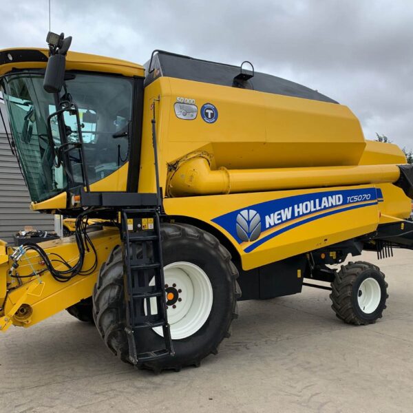 USED New Holland TC5070 Combine Harvester For Sale - Image 5