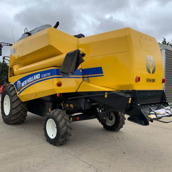 USED New Holland TC5070 Combine Harvester For Sale - Image 6