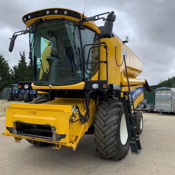 USED New Holland TC5070 Combine Harvester For Sale - Image 7