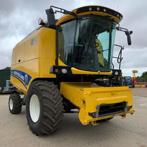 USED New Holland TC5070 Combine Harvester For Sale - Image 9
