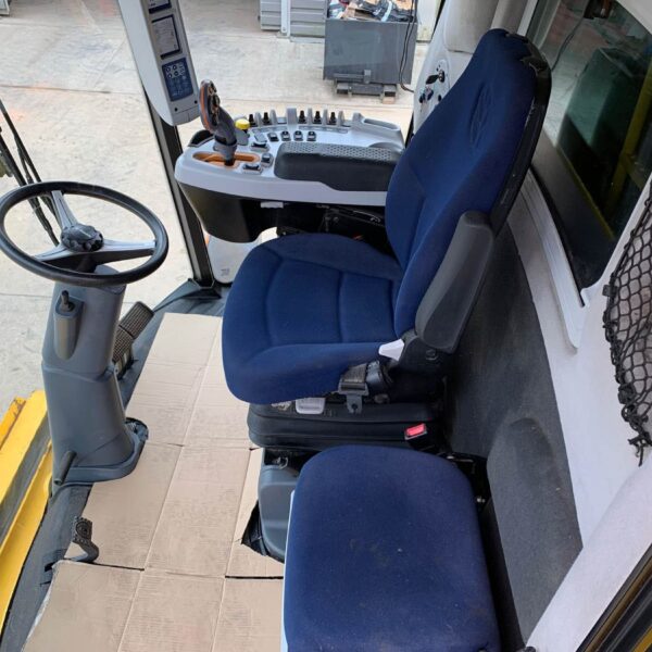 USED New Holland TC5070 Combine Harvester For Sale - Image 15
