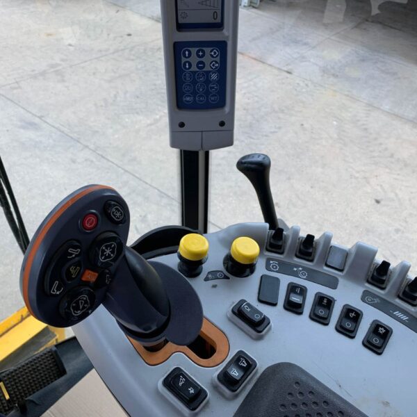 USED New Holland TC5070 Combine Harvester For Sale - Image 16