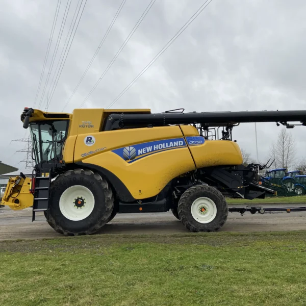 New Holland CR7.90 Combine Harvester - Image 3