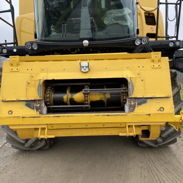 New Holland CR7.90 Combine Harvester - Image 7