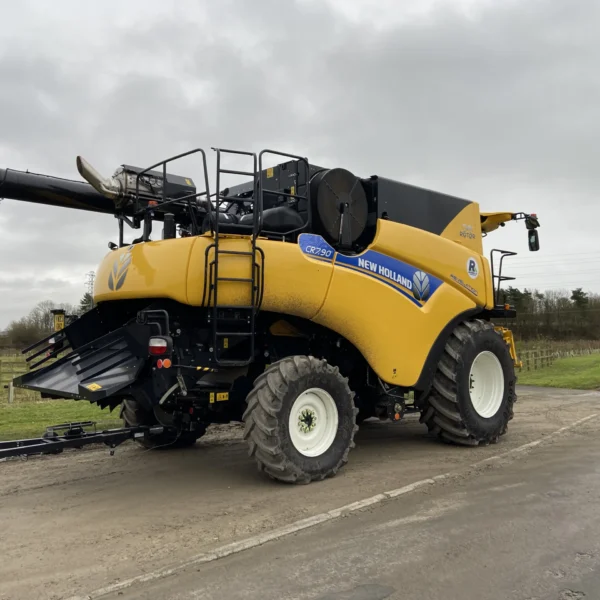 New Holland CR7.90 Combine Harvester - Image 8