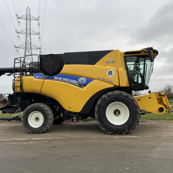 New Holland CR7.90 Combine Harvester - Image 9