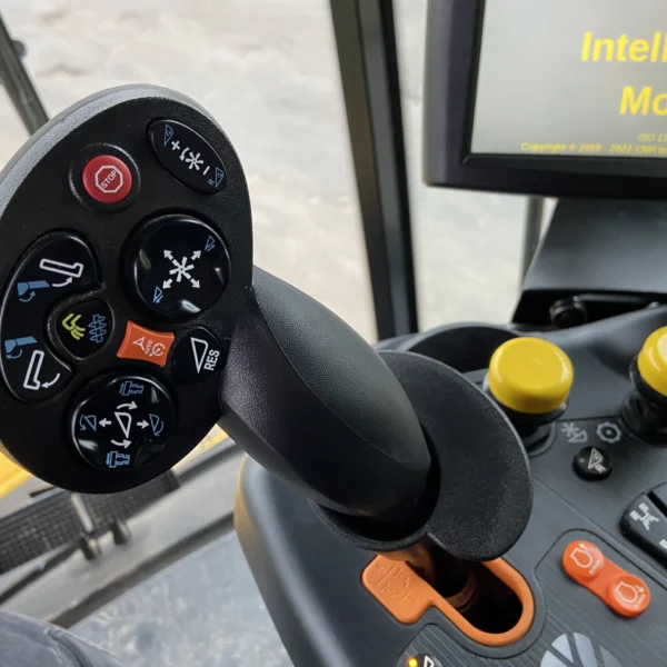 New Holland CR7.90 Combine Harvester - Image 15