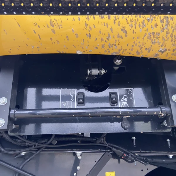 New Holland CR7.90 Combine Harvester - Image 22