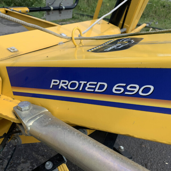 SHOP SOILED New Holland Proted 690 Tedder For Sale - Image 7