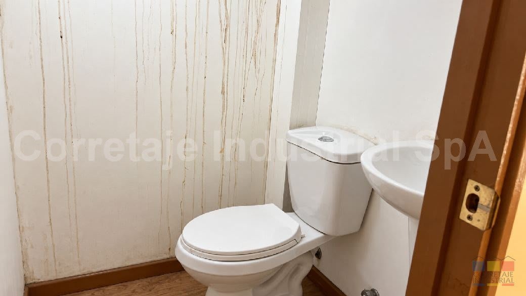 Galpón 16 Centro Industrial Los Talleres - Baño privado en oficina Galpón 16 Centro Industrial Los Talleres - Baño privado en oficina