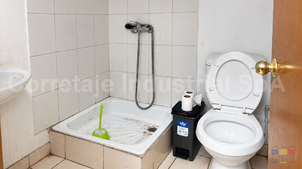 Galpón 16 Centro Industrial Los Talleres - Baño común 1 Galpón 16 Centro Industrial Los Talleres - Baño común 1