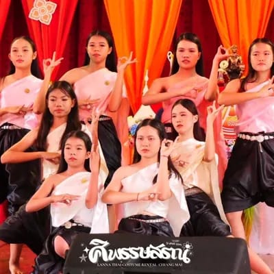 รีวิวชุดการแสดงพื้นเมืองล้านนาสำหรับนักเรียนบนเวที