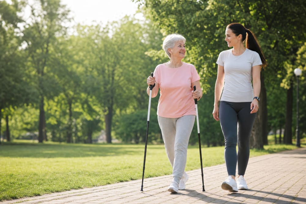 Coach d’activité physique adaptée accompagnant un senior à domicile, en lien avec « Arthrose et sport : quelles activités éviter, lesquelles privilégier »