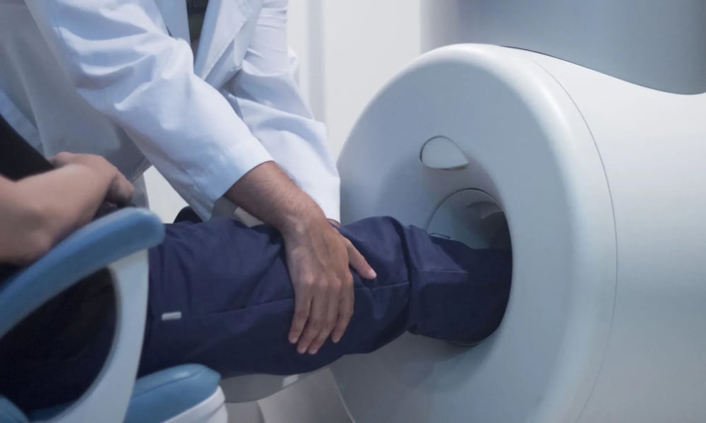 Medecin qui passe une jambe d'un patient pour un examen