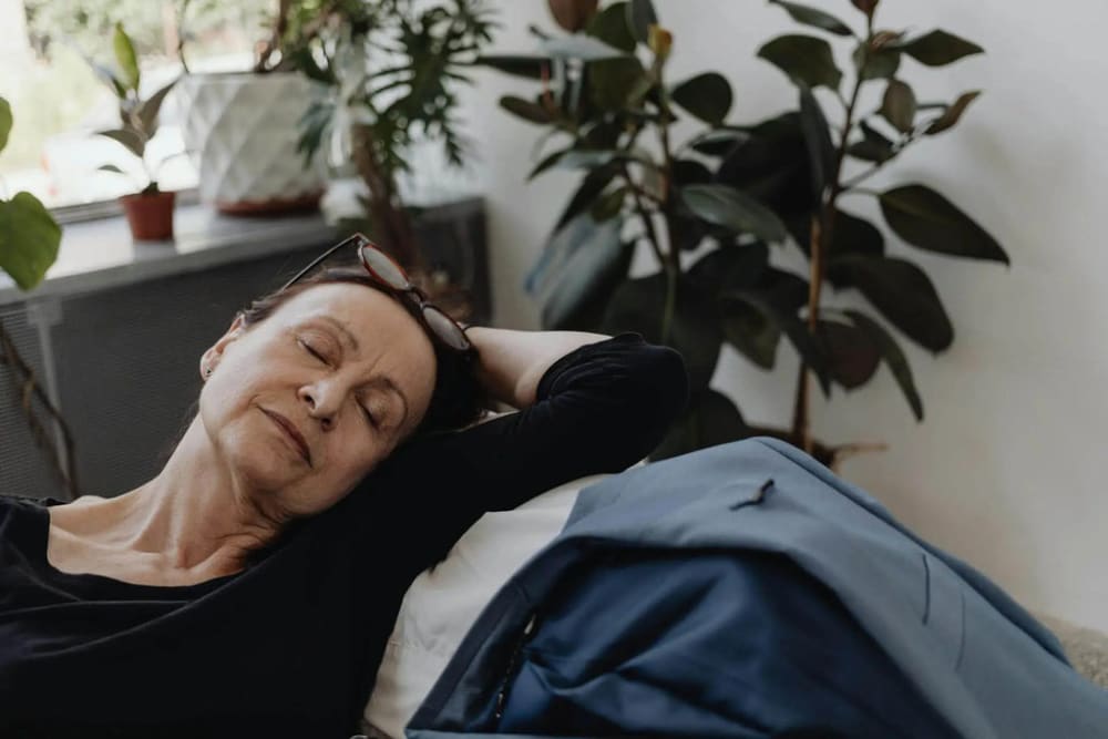 une femme qui a mal à la tête