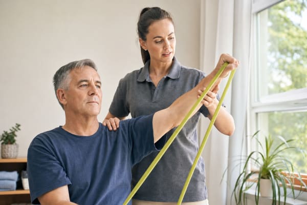 Rupture de la coiffe des rotateurs : causes, symptômes, traitements et rééducation