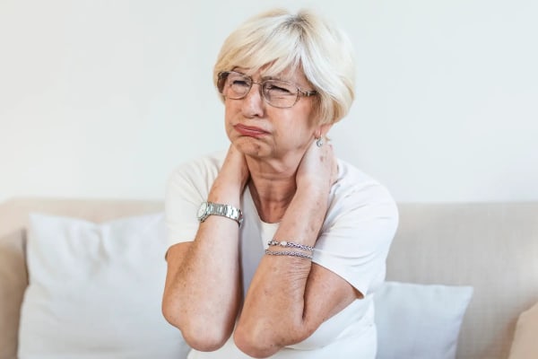 Les causes et solutions pour les douleurs à l'épaule, cervicale et bras