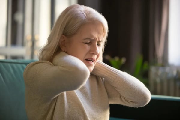 Comprendre et soulager le mal aux cervicales : causes, symptômes et traitements