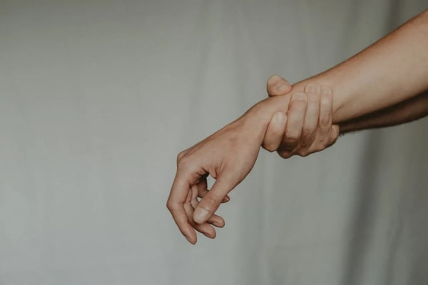 Comprendre l'arthrose du poignet : symptômes, causes et solutions