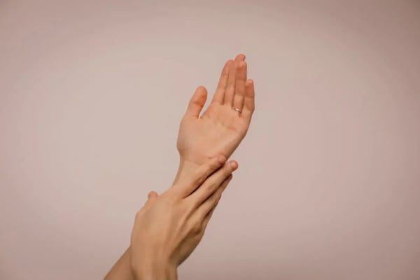 Tendinite de Quervain : techniques de kinésithérapie efficaces
