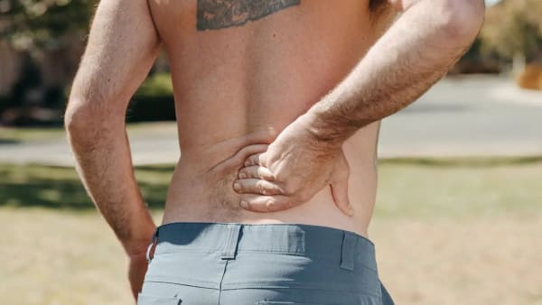 Savoir reconnaître les symptômes de la coxarthrose : douleurs et raideurs de la hanche