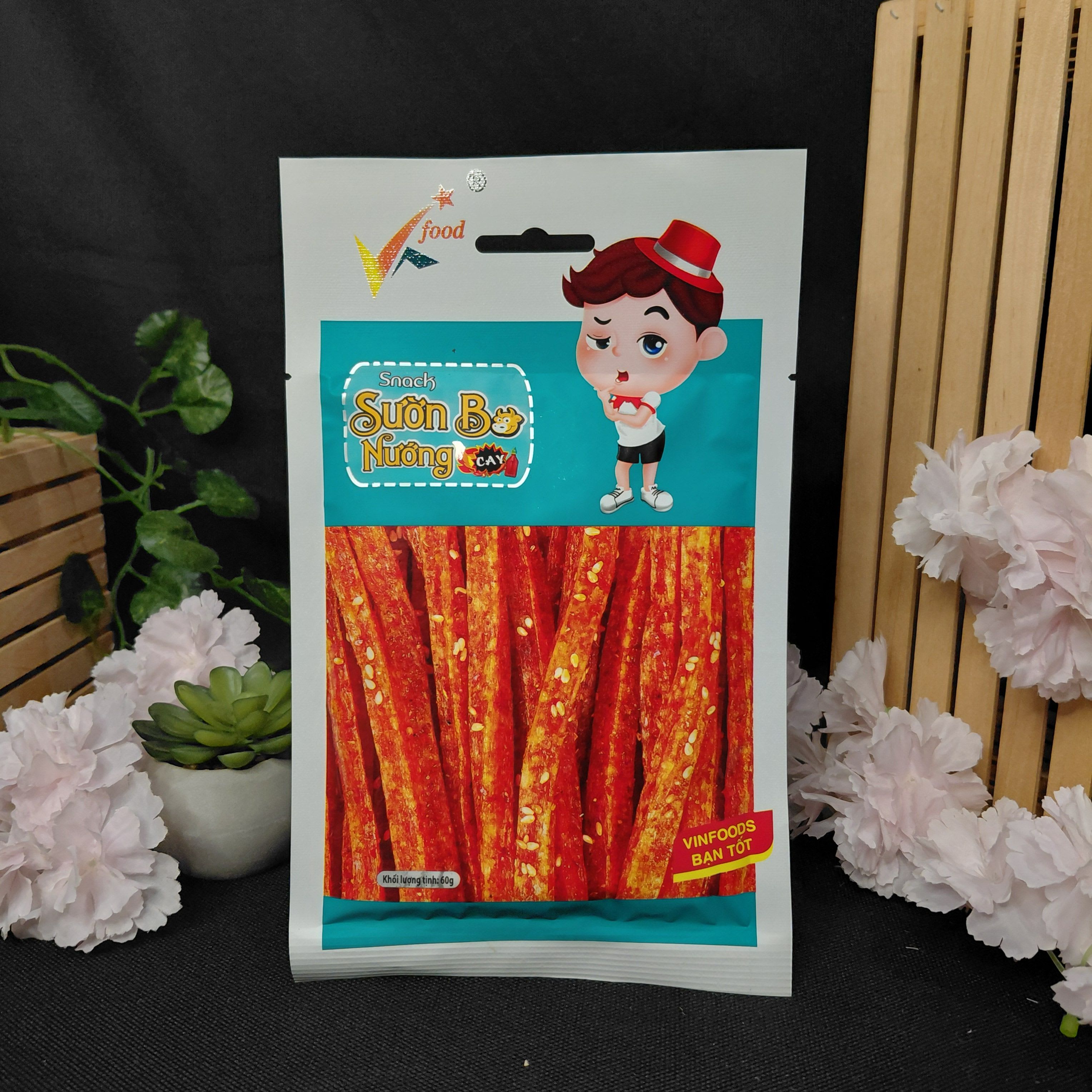 Латяо гострі зі смаком яловичих реберець Vfood Snack Sườn Bò Nướng Cay — 60 г