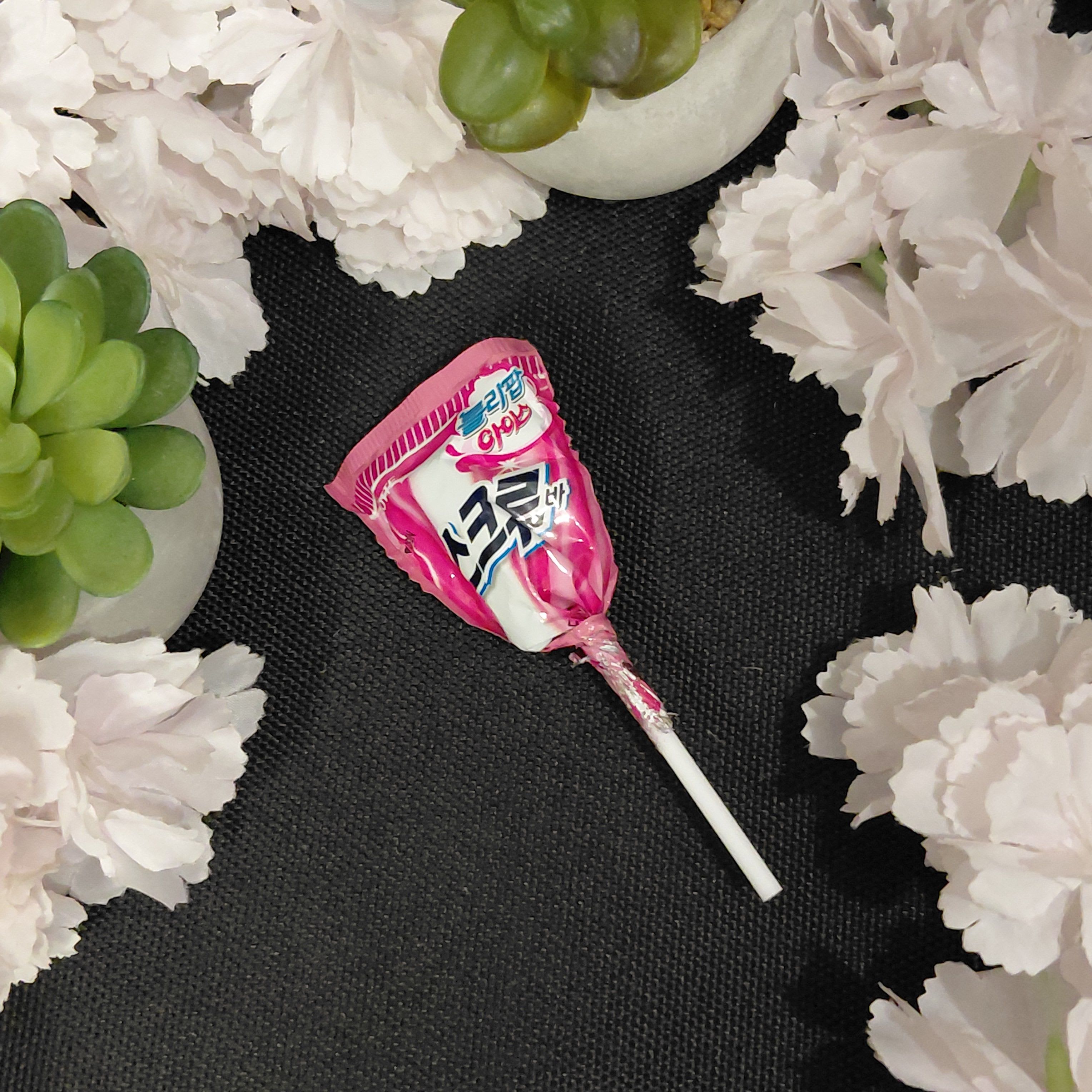 Льодяник на паличці зі смаком полунично-яблучного морозива Lotte Screw Bar Ice Lollipop — 10 г