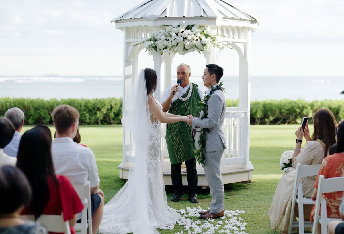 Reverend Mike Nelson performing a ceremony at the Kahala Hotel on Oahu.