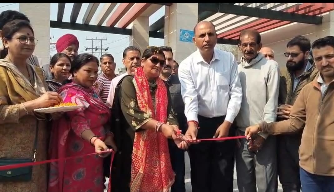 DDC मीरा साहिब विद्या मोटन ने पंचायत बन सुल्तान अपर के शहीद भगत सिंह पार्क में विकास कार्यों का उद्घाटन किया