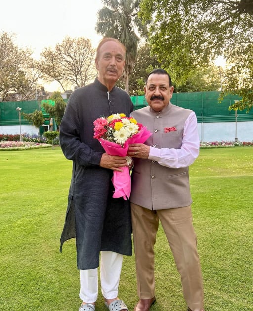 केंद्रीय मंत्री और प्रधानमंत्री कार्यालय में राज्य मंत्री Jitendra Singh ने वरिष्ठ नेता Ghulam Nabi Azad से मुलाकात की।