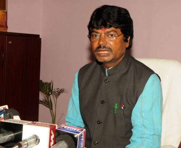 झारखंड कांग्रेस ने अपनी ही सरकार के खिलाफ बयानबाजी करने वाले पूर्व मंत्री योगेंद्र साव को पार्टी से बाहर का रास्ता दिखा दिया है।