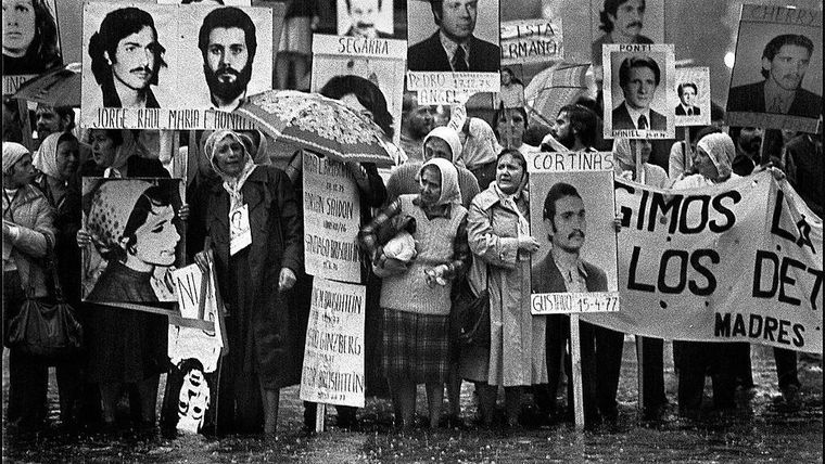 Efemérides del 30 de abril: la primera ronda de las Madres de Plaza de Mayo