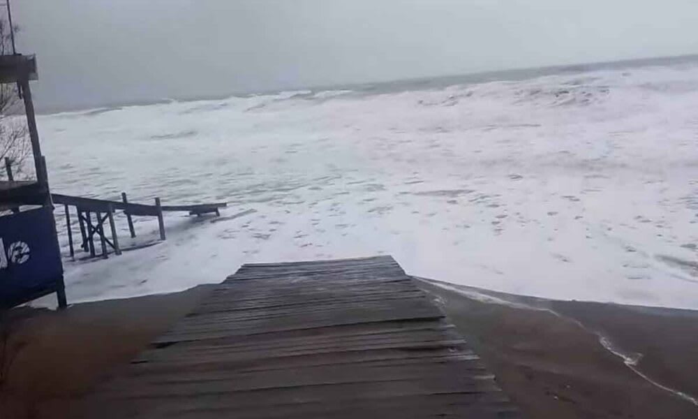 Monte Hermoso en alerta naranja por sudestada: suspenden clases y actividades