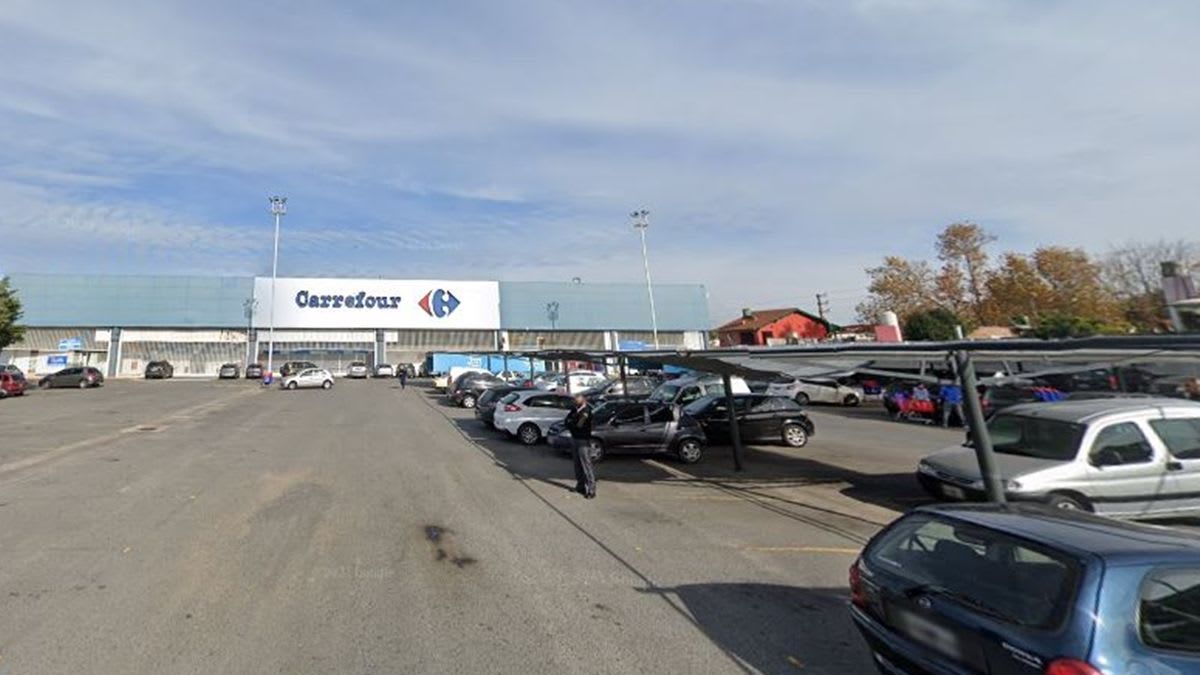 Lomas de Zamora: hallan hombre muerto en auto de un Carrefour