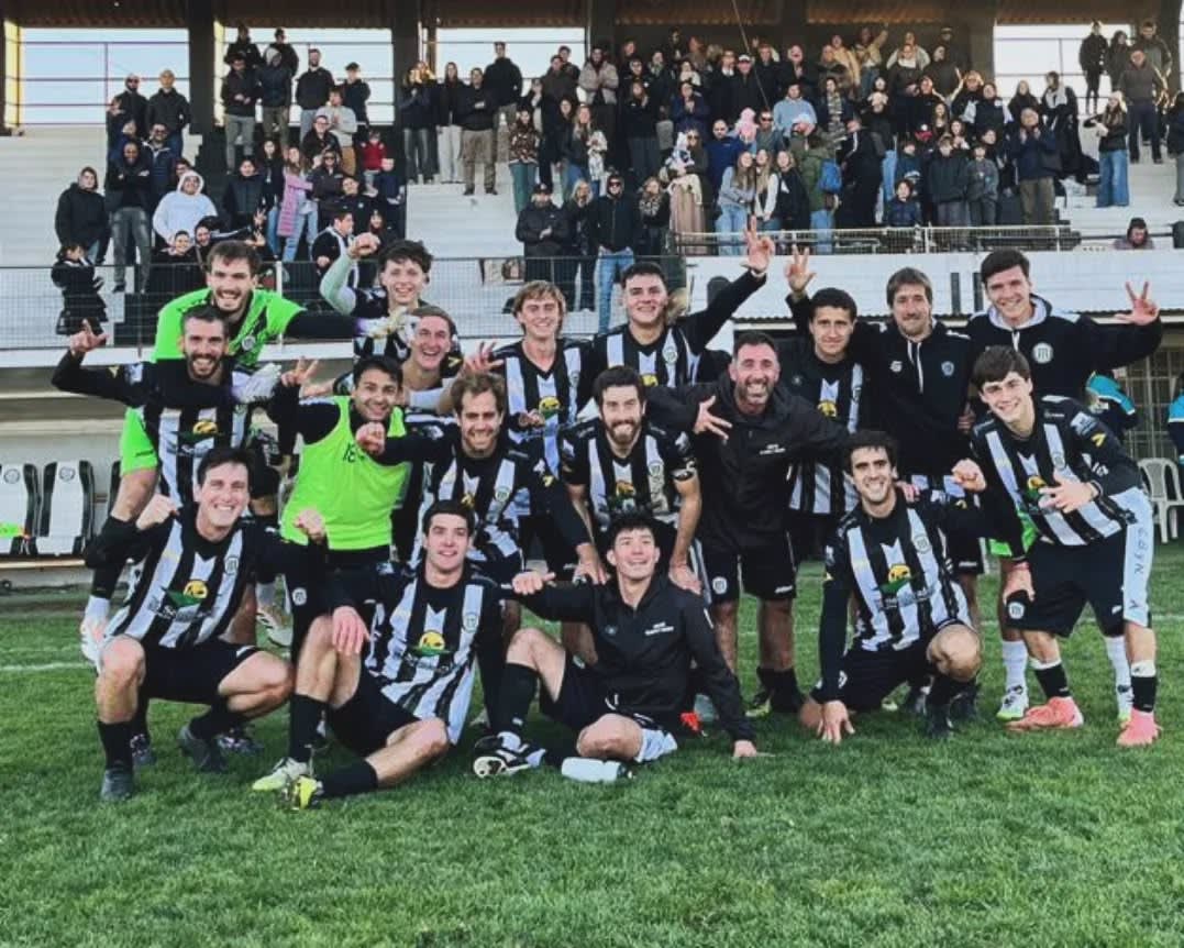 Blanco y Negro goleó a Deportivo Sarmiento y es l{ider en su zona