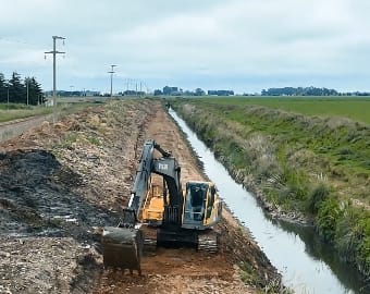 El Municipio de Coronel Suárez prepara los canales de desagüe ante las lluvias de El Niño