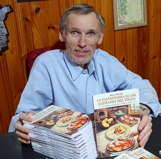 Con más recetas, historia y una nueva portada el escritor Julio César Melchior lanzó la 18.ª edición de su libro “La gastronomía de los alemanes del Volga”