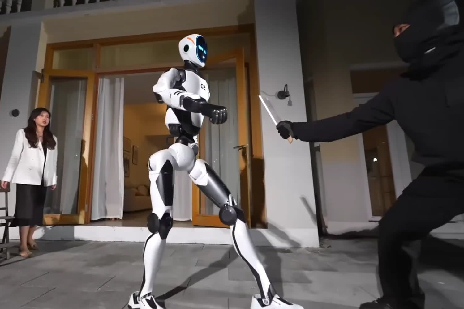 Un robot chino promete actuar como guardaespaldas, pero genera dudas sobre su seguridad