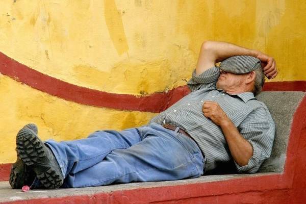 Cuántos minutos debe durar la siesta para mejorar el estado de ánimo y dónde se aconseja dormirla