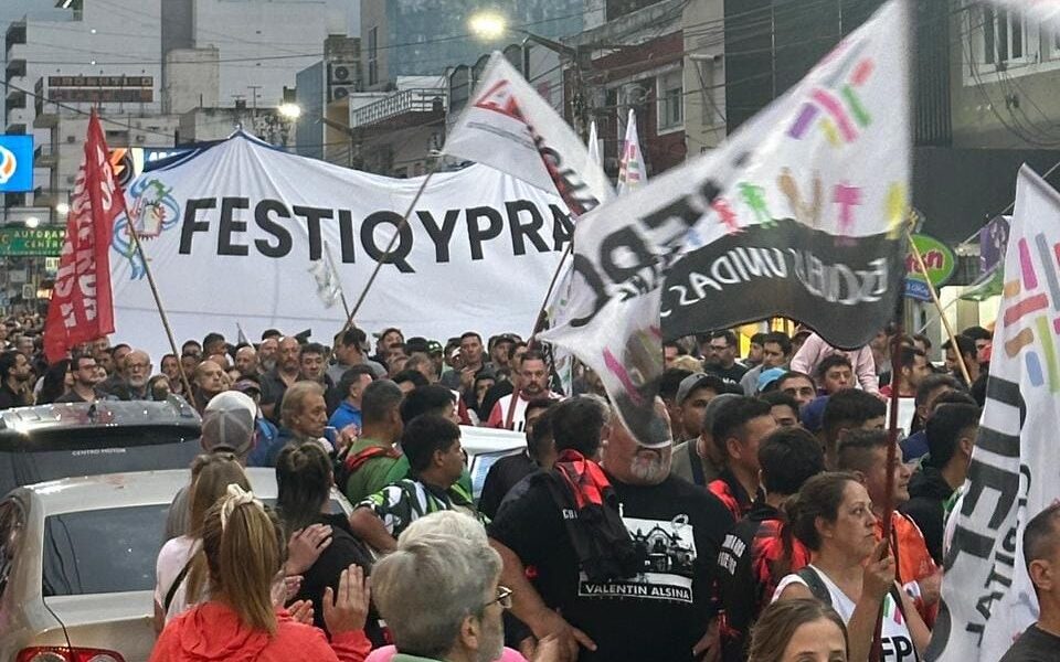 Masiva protesta en Río Tercero contra el cierre y despidos masivos en Petroquímica