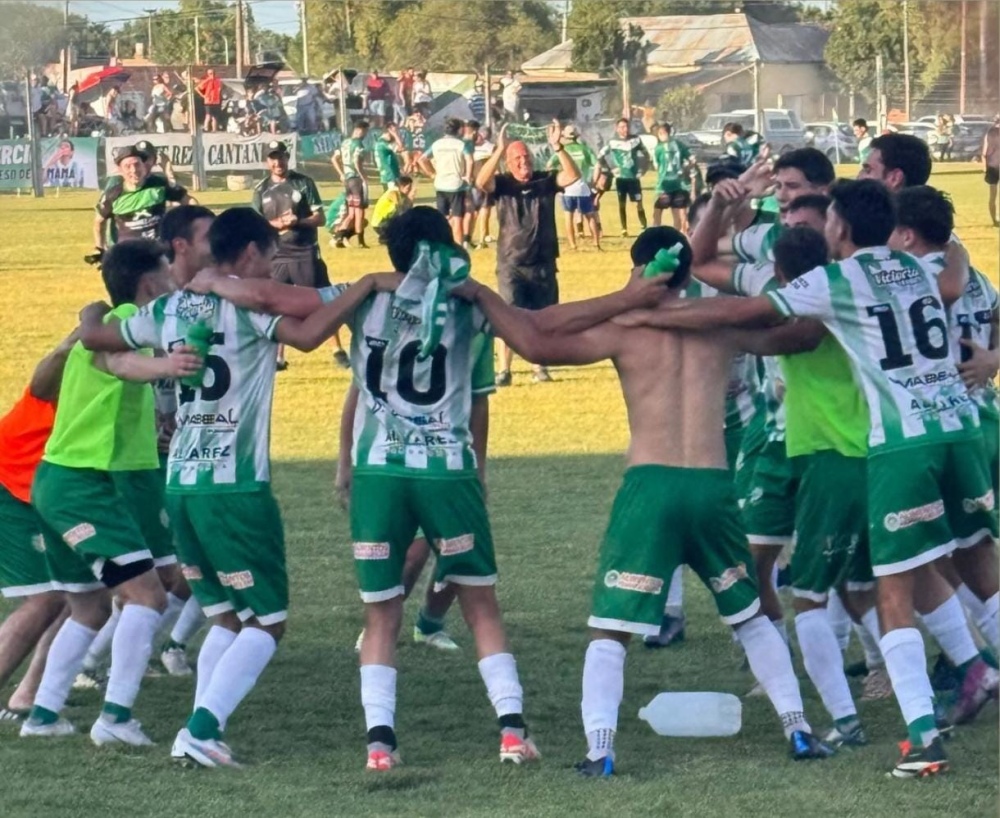Torneo Clausura de la LRF: Con uno menos, de visitante y con un gol en el último minuto, Atlético Huanguelén es finalista