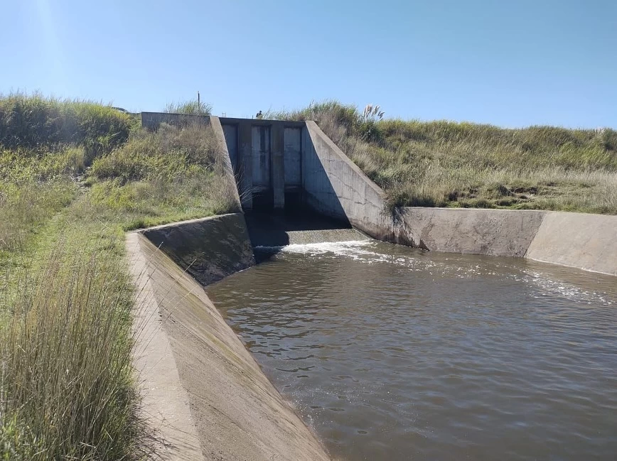 Cierran compuertas de laguna Alsina a Cochicó y restringen el paso de ésta a lago Del Monte