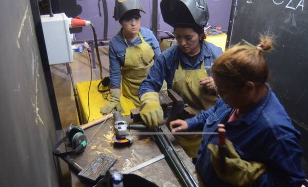 Fuerte caída en la demanda laboral industrial en Bahía Blanca