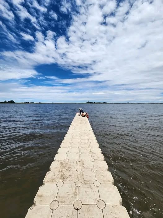 Puan estrena moderno muelle flotante en su laguna