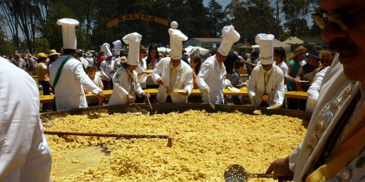 Pigüé festeja sus 141 años con la Fiesta de la Omelette Gigante y un show de Amar Azul