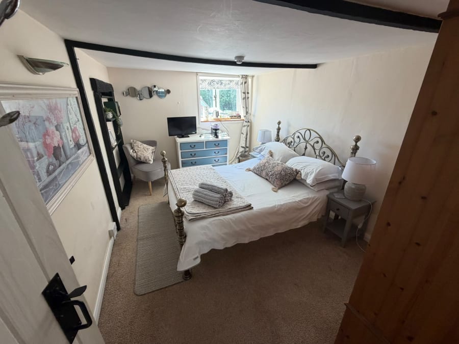 Warm en-suite guest room above the Rose & Crown pub in Mayfield, East Sussex