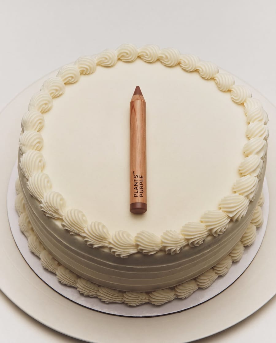 Contour Pencil, mit cremefarbener Schleife auf hellem Grund.